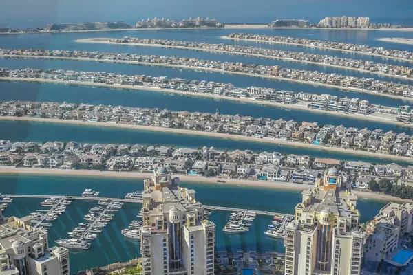 Palm Jumeirah Dubai Birleşik Arap Emirlikleri 'nde yapay ada yapan bir adam.