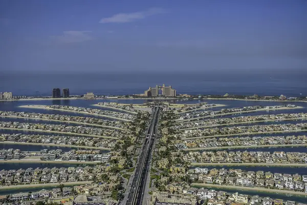 Palm Jumeirah Dubai Birleşik Arap Emirlikleri 'nde yapay ada yapan bir adam.