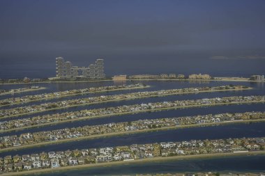 Palm Jumeirah Dubai Birleşik Arap Emirlikleri 'nde yapay ada yapan bir adam.