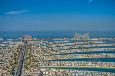 Palm Jumeirah Dubai Birleşik Arap Emirlikleri 'nde yapay ada yapan bir adam.