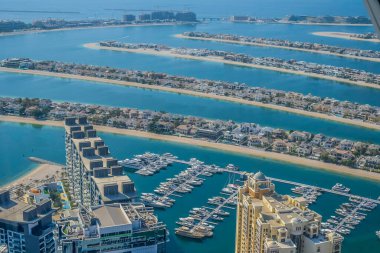 Palm Jumeirah Dubai Birleşik Arap Emirlikleri 'nde yapay ada yapan bir adam.