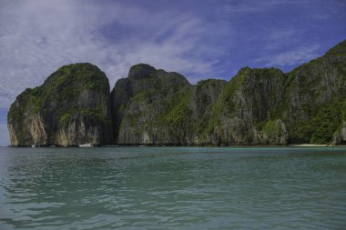 Tayland 'daki Phi phi adalarında turkuvaz suyu ile Maya Körfezi
