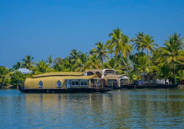 Kerala 'nın alappuzha ya da Alleppey' deki yüzen ev turu Hindistan 'ın en gözde turizm merkezlerinden biridir.