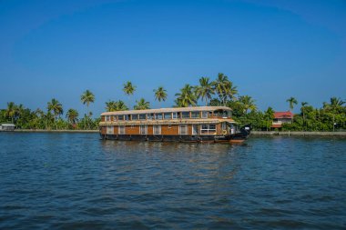 Kerala 'daki yüzen ev Alleppey Hindistan' daki kanallardan geçiyor.