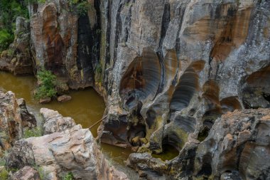 Bourke 'un Graskop, Mpumalanga' daki Şans Çukuru. Su erozyonunun oluşturduğu jeolojik çekim.