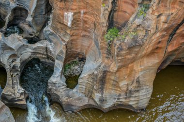 Bourke 'un Graskop, Mpumalanga' daki Şans Çukuru. Su erozyonunun oluşturduğu jeolojik çekim.