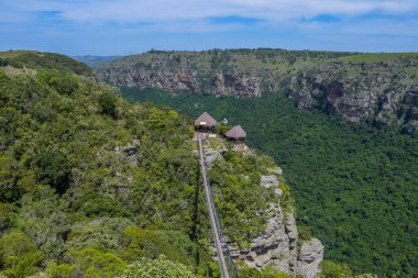 Oribi Boğazı 'ndaki Eland Gölü Doğa Koruma Alanı. Güney Afrika' da asılı asma köprüsü var.
