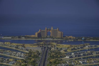 Palm Jumeirah Dubai Birleşik Arap Emirlikleri 'nde yapay ada yapan bir adam.