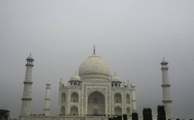 Agra Uttar Pradesh 'teki Taj Mahal, Hindistan' ın bir numaralı turizm merkezi ve Şah Cihan tarafından yapılmış bir Aşk Anıtı.
