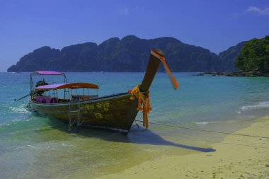 Tayland 'ın Krabi eyaletinde deniz manzaralı uzun kuyruklu bir tekne.