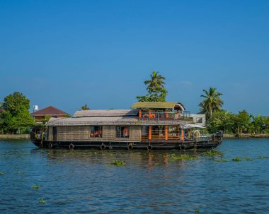 Kerala 'nın alappuzha ya da Alleppey' deki yüzen ev turu Hindistan 'ın en gözde turizm merkezlerinden biridir.