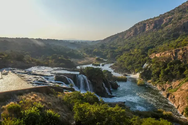 Kuzeybatı eyaletindeki Hartbeespoort Barajı Güney Afrika