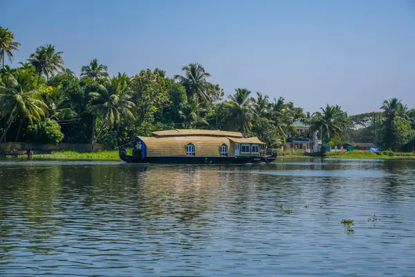 Kerala 'daki yüzen ev Alleppey Hindistan' daki kanallardan geçiyor.