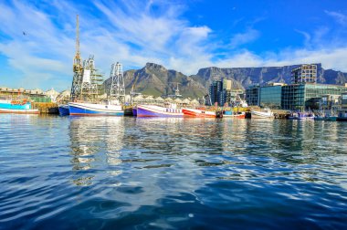 Güney Afrika 'nın Cape Town limanında V & A (Victoria ve Alfred) limanı