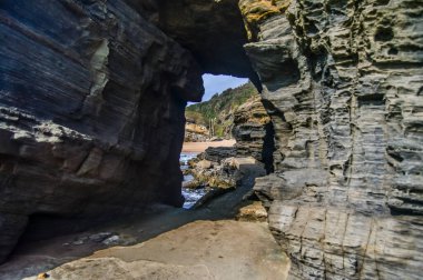 Duvardaki delik Thompsons Körfezi sahil balyozu Güney Afrika 'daki doğal kaya oluşumu.