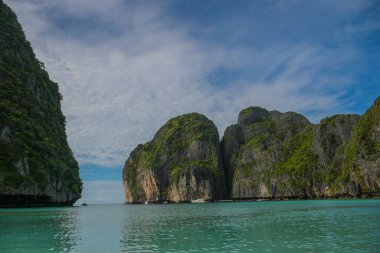 Tayland 'daki Phi phi adalarında turkuvaz suyu ile Maya Körfezi