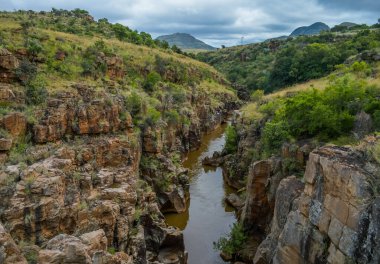 Bourke 'un Graskop, Mpumalanga' daki Şans Çukuru. Su erozyonunun oluşturduğu jeolojik çekim.