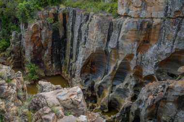 Bourke 'un Graskop, Mpumalanga' daki Şans Çukuru. Su erozyonunun oluşturduğu jeolojik çekim.