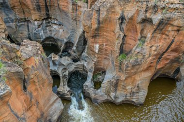 Bourke 'un Graskop, Mpumalanga' daki Şans Çukuru. Su erozyonunun oluşturduğu jeolojik çekim.