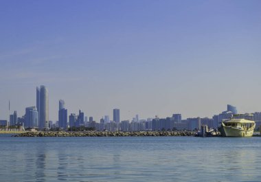 Abu Dabi Birleşik Arap Emirlikleri 'nin başkenti Corniche sahilinde bir tekneden alınan siluet.