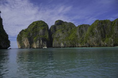 Tayland 'daki Phi phi adalarında turkuvaz suyu ile Maya Körfezi