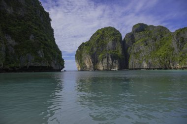 Tayland 'daki Phi phi adalarında turkuvaz suyu ile Maya Körfezi