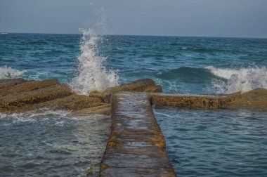 Dolphin sahili Ballito Durban Güney Afrika 'da el değmemiş ve doğal bir kaya gelgit havuzu.