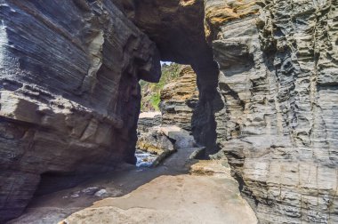 Duvardaki delik Thompsons Körfezi sahil balyozu Güney Afrika 'daki doğal kaya oluşumu.