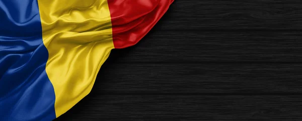 Großaufnahme Der Rumänischen Flagge Auf Schwarzem Holzhintergrund Rendering — Stockfoto