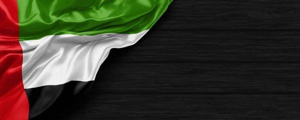 Закрытие Флага Объединенных Арабских Эмиратов Черном Деревянном Фоне — стоковое фото