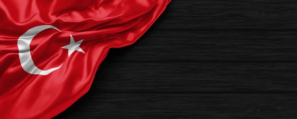 Siyah ahşap arkaplanda Türkiye bayrağını kapat