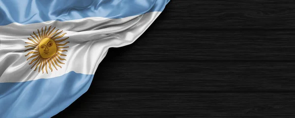 Siyah ahşap arka planda Arjantin bayrağını kapatın.