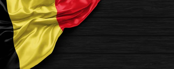 Zbliżenie Flagi Belgii Czarnym Drewnianym Tle Renderowania — Zdjęcie stockowe