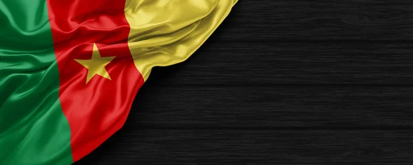 Close Van Kameroen Vlag Zwarte Houten Achtergrond Renderen — Stockfoto