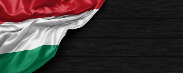 Κοντινό Πλάνο Της Ουγγρικής Σημαίας Στο Μαύρο Ξύλινο Υπόβαθρο Καθιστούν — Φωτογραφία Αρχείου