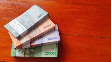 Endonezya Rupiah Banknotları Tahta Masa Arkaplanı Üzerine Çeşitli Değerlendirmeler