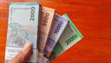 Endonezya Rupiah Banknotları Tahta Masa Arkaplanı Üzerine Çeşitli Değerlendirmeler