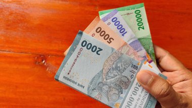 Endonezya Rupiah Banknotları Tahta Masa Arkaplanı Üzerine Çeşitli Değerlendirmeler