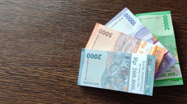 Endonezya Rupiah Banknotları Tahta Masa Arkaplanı Üzerine Çeşitli Değerlendirmeler