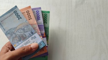 Endonezya Rupiah Banknotları Tahta Masa Arkaplanı Üzerine Çeşitli Değerlendirmeler