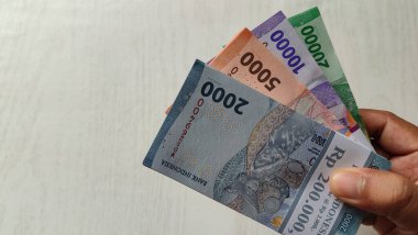 Endonezya Rupiah Banknotları Tahta Masa Arkaplanı Üzerine Çeşitli Değerlendirmeler