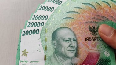 Endonezya 'da El Tutma 20.000 Rupiah Banknotları