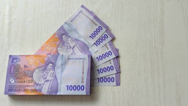Endonezya Rupiah Banknotları Tahta Yüzey IDR 10000