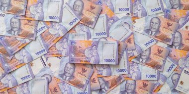 Endonezya Yığını 10,000 Rupiah Banknotları Bir Yüzeye Dağılmış