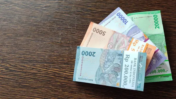 Endonezya Rupiah Banknotları Tahta Masa Arkaplanı Üzerine Çeşitli Değerlendirmeler