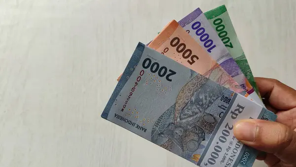 Endonezya Rupiah Banknotları Tahta Masa Arkaplanı Üzerine Çeşitli Değerlendirmeler