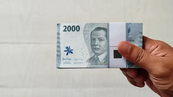 2000 Endonezya Rupiah Banknotları Yığını Tutarken