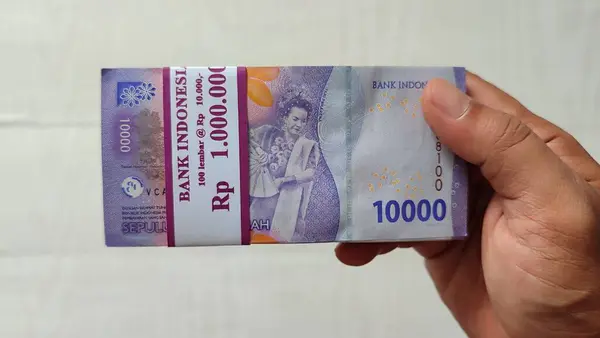 10,000 Endonezya Rupia Banknotu Yığını Tutarken