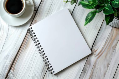 Spiral defter modeli, boş not defteri günlüğü, tahta arka planda kahve fincanı, boho tarzı.