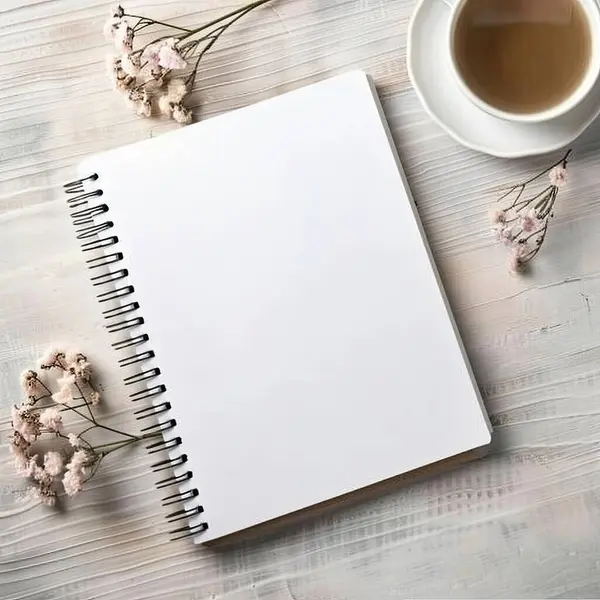 Spiral defter modeli, boş not defteri günlüğü, tahta arka planda çay fincanı, boho tarzı.